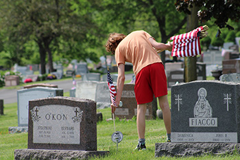HS students honor veterans at Calvary Cemetery